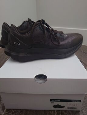 SOLD ALO Yoga Runner Sneakers Color Expresso  9M/10.5W Excellent Condition!